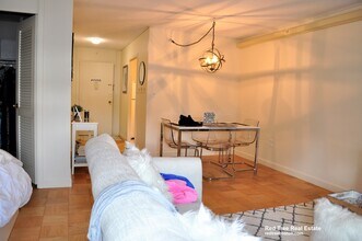 101 Monmouth St, Unit 618 in Brookline, MA - Foto de edificio - Building Photo