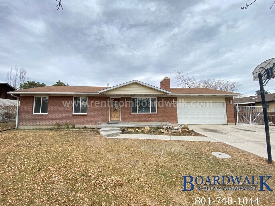 2106 Western Charm Dr in Riverton, UT - Building Photo