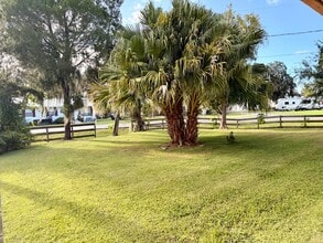 160 N Lakeview Dr, Unit #2 in Haines City, FL - Foto de edificio - Building Photo