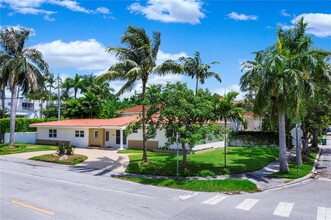 1890 S Bayshore Dr in Miami, FL - Building Photo - Building Photo