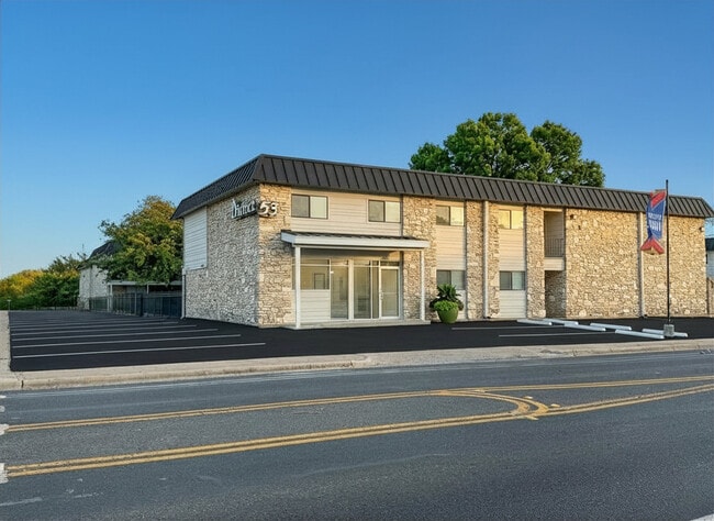 District 53 in Austin, TX - Foto de edificio - Building Photo