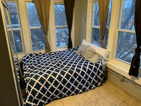 1303 W Pratt Blvd, Unit 3W in Chicago, IL - Building Photo