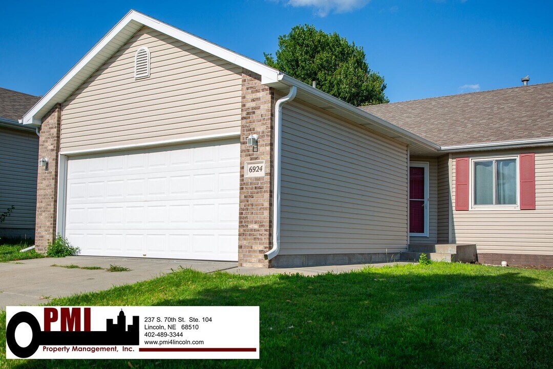 6924 Whitewater Ln in Lincoln, NE - Building Photo