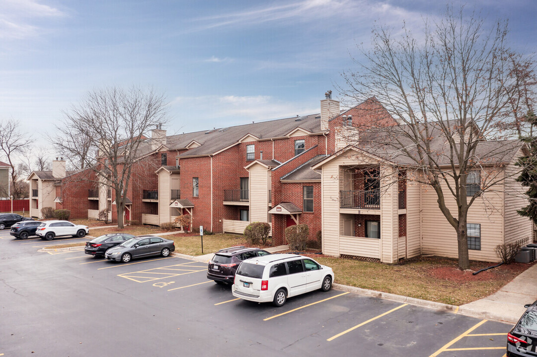 1921 N Hicks Rd, Unit 102 in Palatine, IL - Foto de edificio