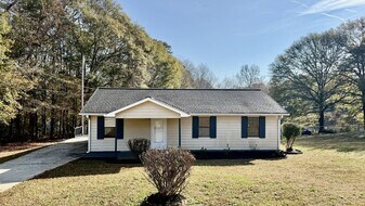 110 Central Lake Dr in Griffin, GA - Building Photo