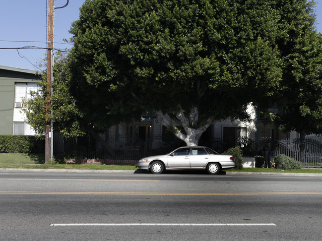 13409-13411 Victory Blvd in Van Nuys, CA - Building Photo - Building Photo