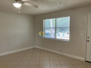 3235 Holly Berry Ln in Jacksonville, FL - Foto de edificio - Building Photo