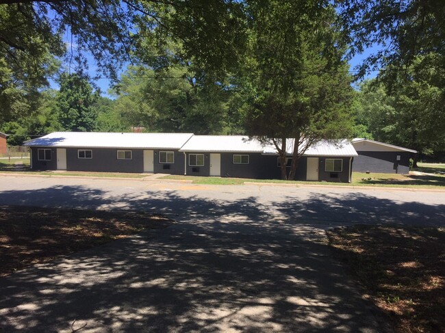 2 Bedroom 1 Bath Units in Greensboro, NC - Building Photo - Building Photo