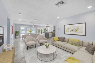 857 180th Ave E in Redington Shores, FL - Foto de edificio - Building Photo