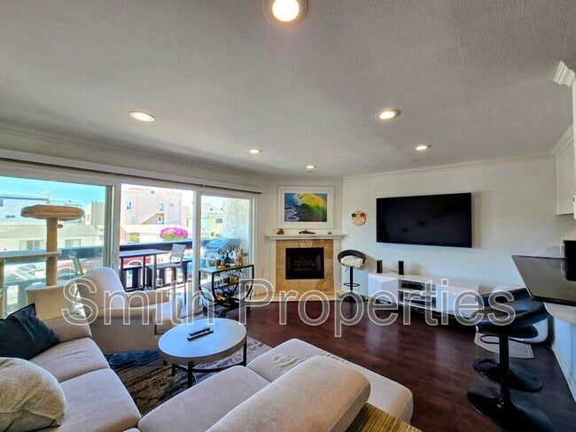 320 Hermosa Ave in Hermosa Beach, CA - Foto de edificio - Building Photo