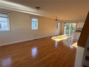 32 Seafare Ln in Portsmouth, RI - Foto de edificio - Building Photo