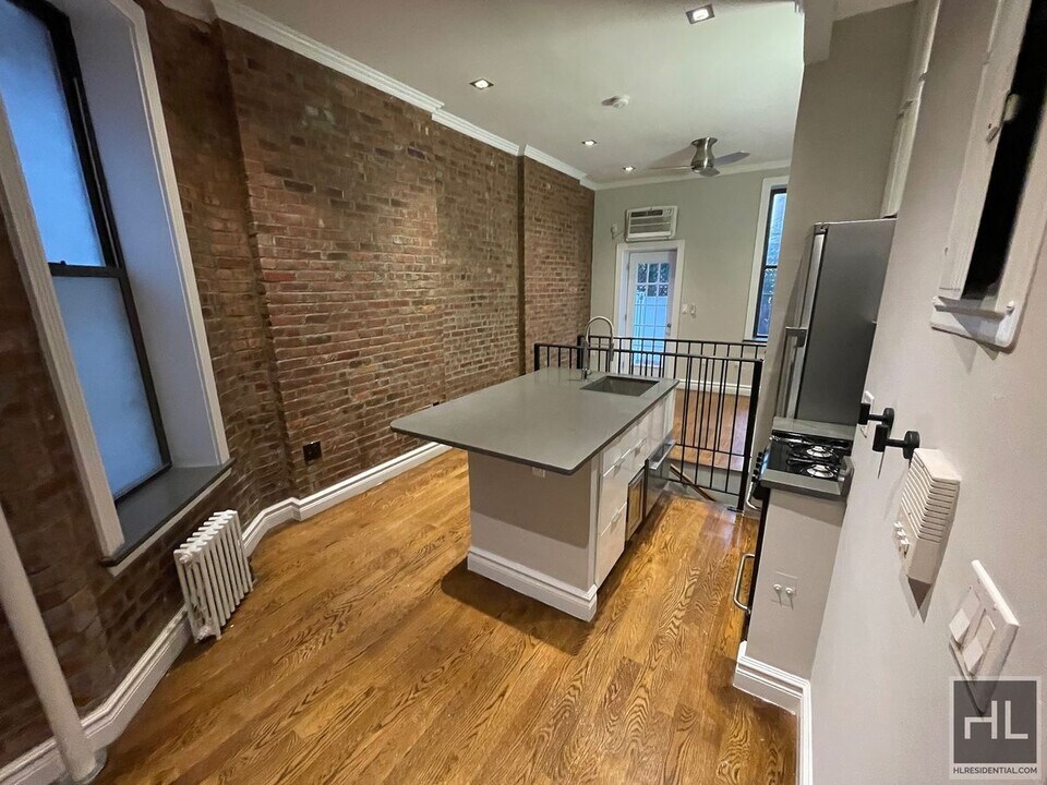 Mott Street in New York, NY - Building Photo