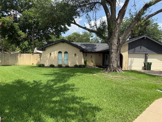 2521 Westchester Dr in Arlington, TX - Building Photo