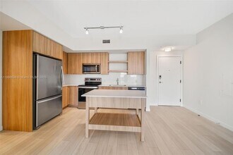 555 NE 8th St, Unit 0401 in Fort Lauderdale, FL - Building Photo - Building Photo