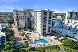 1900 S Ocean Blvd in Pompano Beach, FL - Building Photo - Building Photo