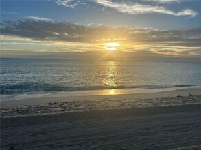 2555 Collins Ave in Miami, FL - Foto de edificio - Building Photo
