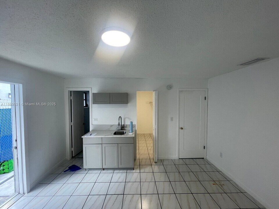 1717 NW 16th St in Miami, FL - Building Photo