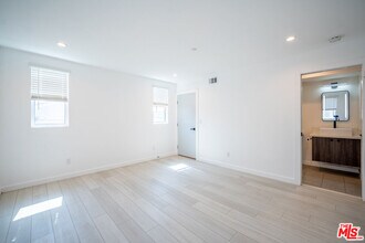 246 N Dillon St in Los Angeles, CA - Foto de edificio - Building Photo