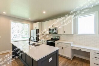 10009 Powell Ave in Johnston, IA - Building Photo - Building Photo