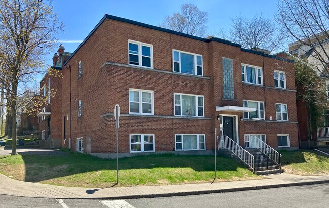 300 Besserer St in Ottawa, ON - Building Photo - Building Photo