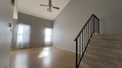 385 Grissom Ct in Hoffman Estates, IL - Building Photo - Building Photo