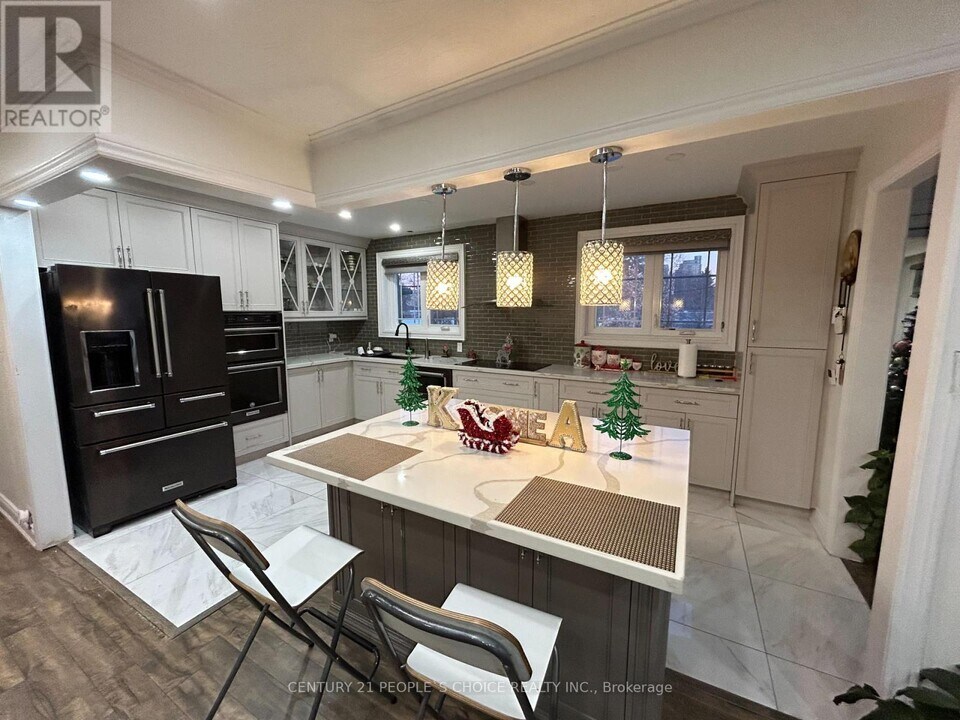 2 Ironwood Rd in Toronto, ON - Building Photo