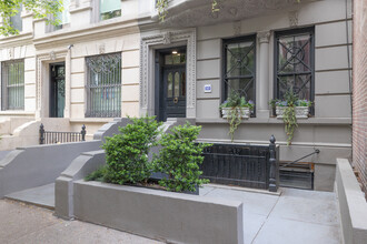 10 E 95th St in New York, NY - Building Photo - Building Photo