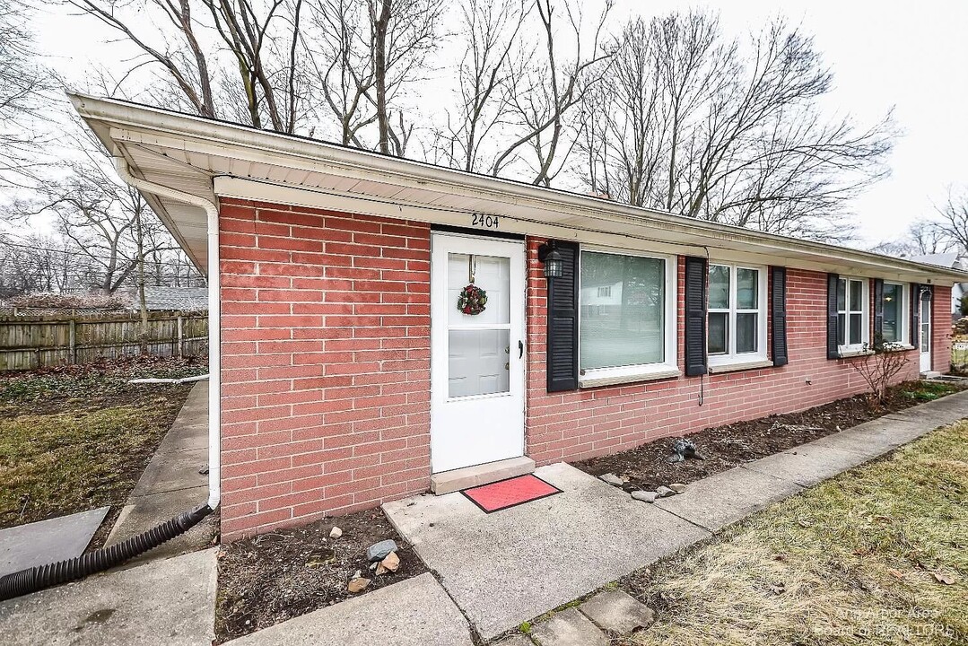 2404 Warner Pl in Ann Arbor, MI - Foto de edificio