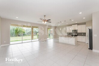 7512 Lantern Park Ave in Apollo Beach, FL - Foto de edificio - Building Photo