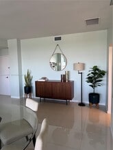 4925 Collins Ave in Miami, FL - Building Photo - Building Photo