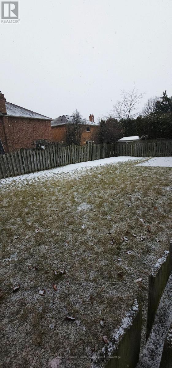 11 Foster Crescent in Whitby, ON - Building Photo - Building Photo