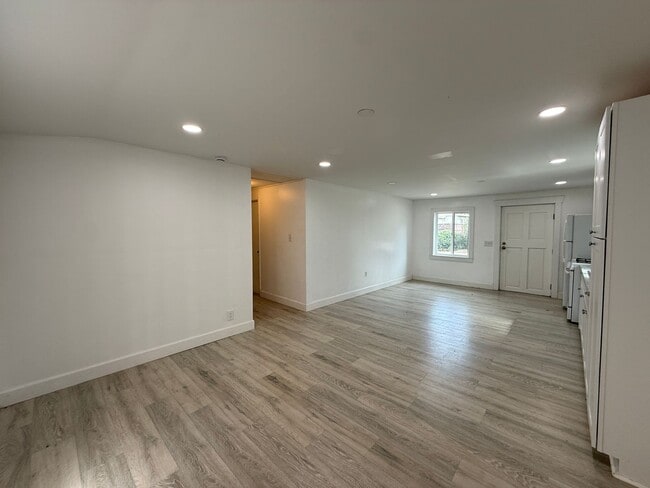 205 Wickenden St in Los Alamos, CA - Foto de edificio - Building Photo