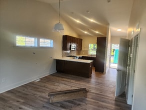 1542 Simsbury St in Traverse City, MI - Building Photo - Building Photo