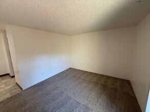 670 Taybin Rd NW in Salem, OR - Foto de edificio - Building Photo
