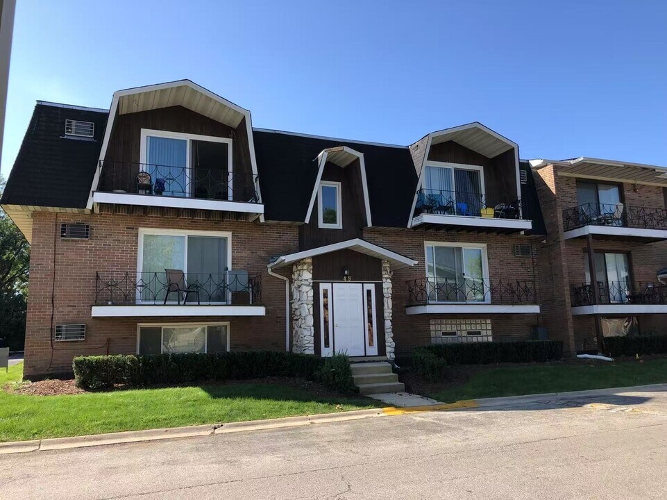 49 W 66th St in Westmont, IL - Foto de edificio