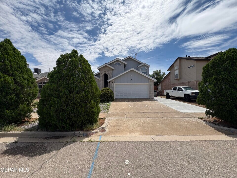 11120 Loma De Color Dr in El Paso, TX - Building Photo