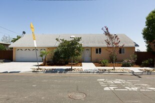 5127 Manhasset Dr in San Diego, CA - Building Photo