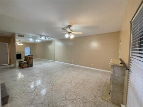 7329 Regency Square Ct in Houston, TX - Foto de edificio - Building Photo