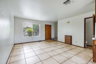 307-313 Almond Ave in Turlock, CA - Building Photo - Building Photo