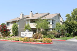 Vintage Ridge Apartment Homes in Santa Rosa, CA - Foto de edificio - Building Photo