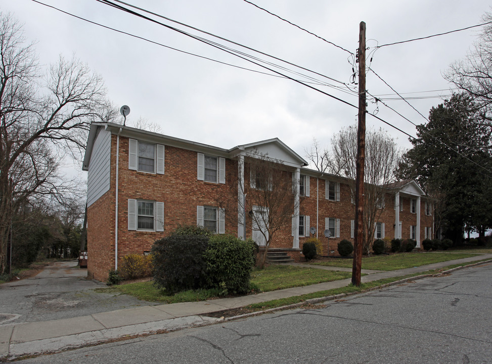 Fleetwood Manor Apartments in Greensboro, NC - Building Photo