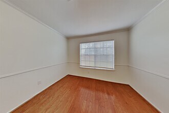 2137 Parkdale Dr in Humble, TX - Foto de edificio - Building Photo