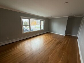 859 NY-50 in Burnt Hills, NY - Foto de edificio - Building Photo