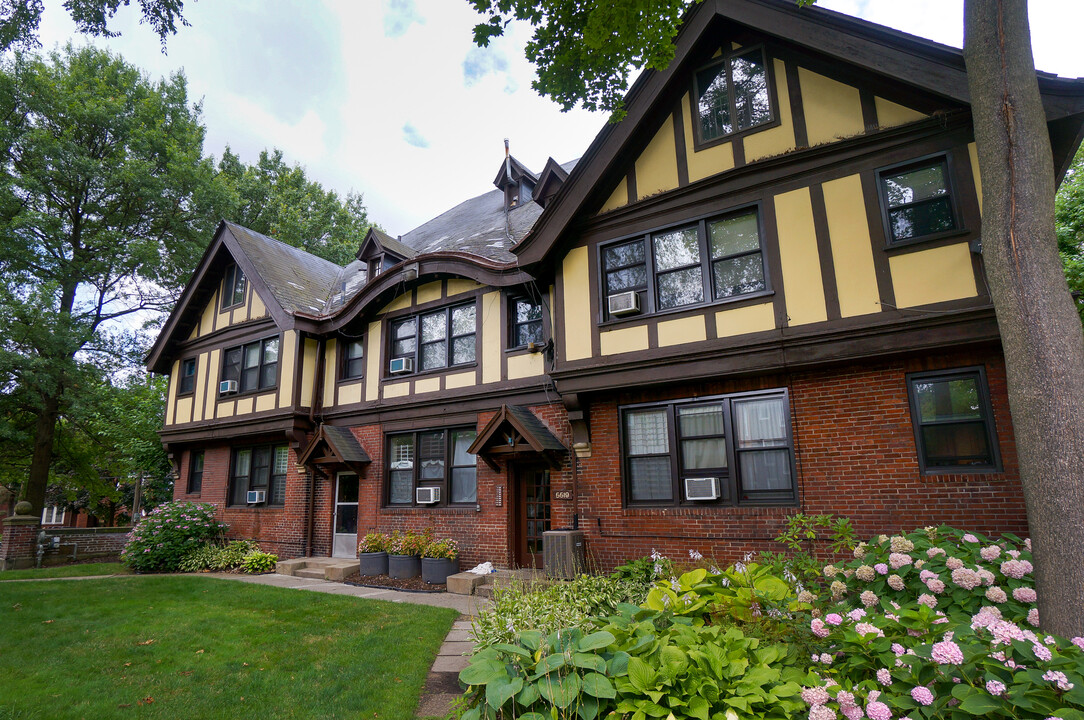 Wellesley Place in Pittsburgh, PA - Building Photo