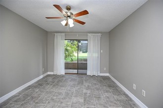 8525 Sands Point Dr in Houston, TX - Building Photo - Building Photo