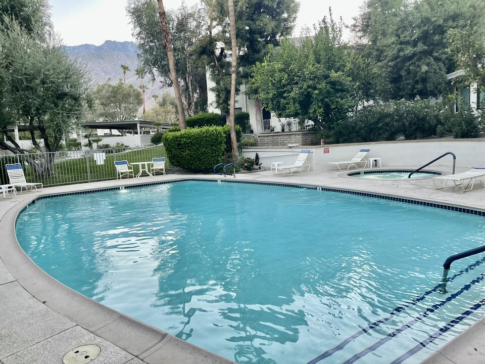 2023 N Vía Miraleste in Palm Springs, CA - Building Photo