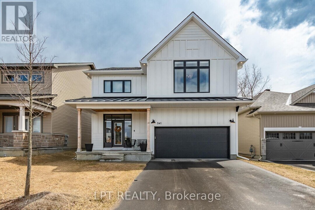 541 Paakanaak Ave in Ottawa, ON - Building Photo