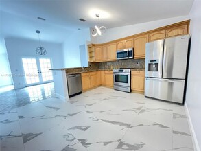 211 E Riverbend Dr in Sunrise, FL - Building Photo - Building Photo