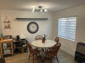 130 NW 57th St in Oakland Park, FL - Foto de edificio - Building Photo