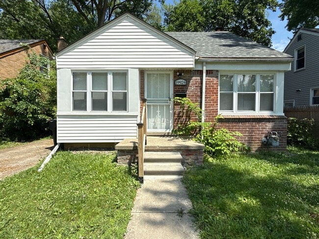 property at 19924 Oakfield Ave